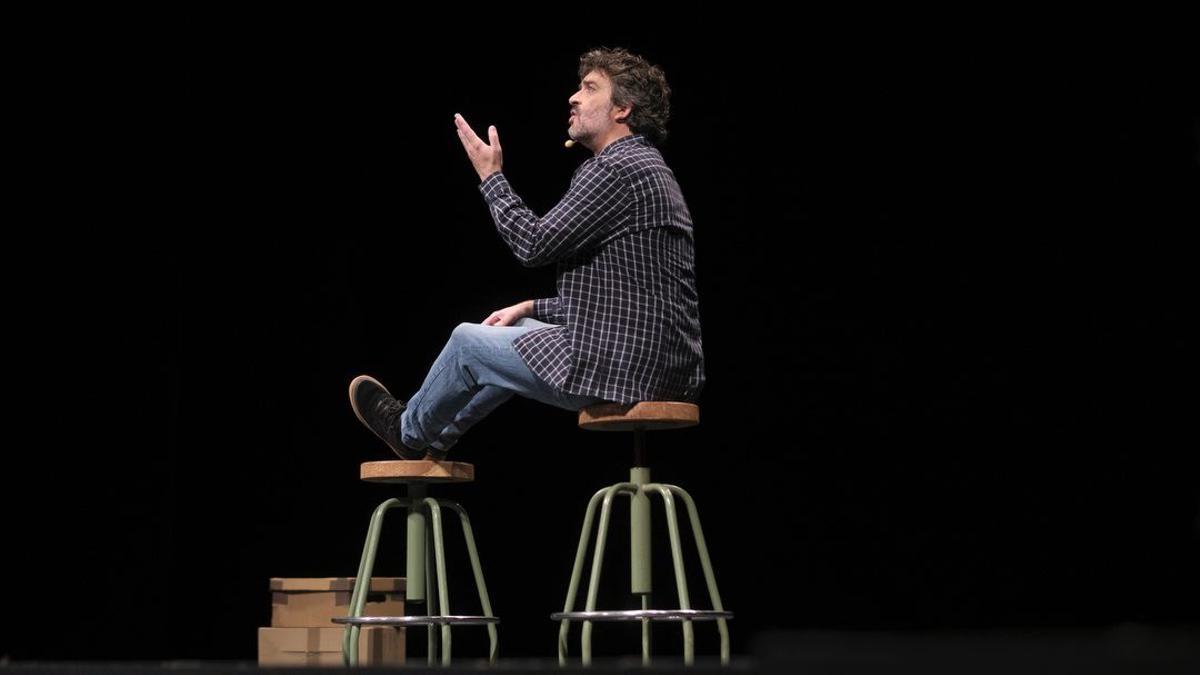 Elisardo de la Cruz durante a interpretación da obra ‘Esas cousas marabillosas’.