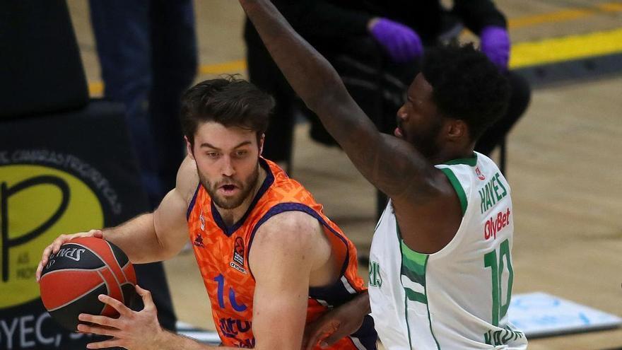 El Valencia Basket gana en Grecia con un equipo de circunstancias