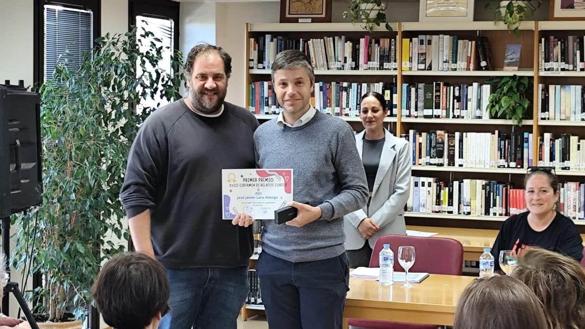 Javier Lara junto a su premio