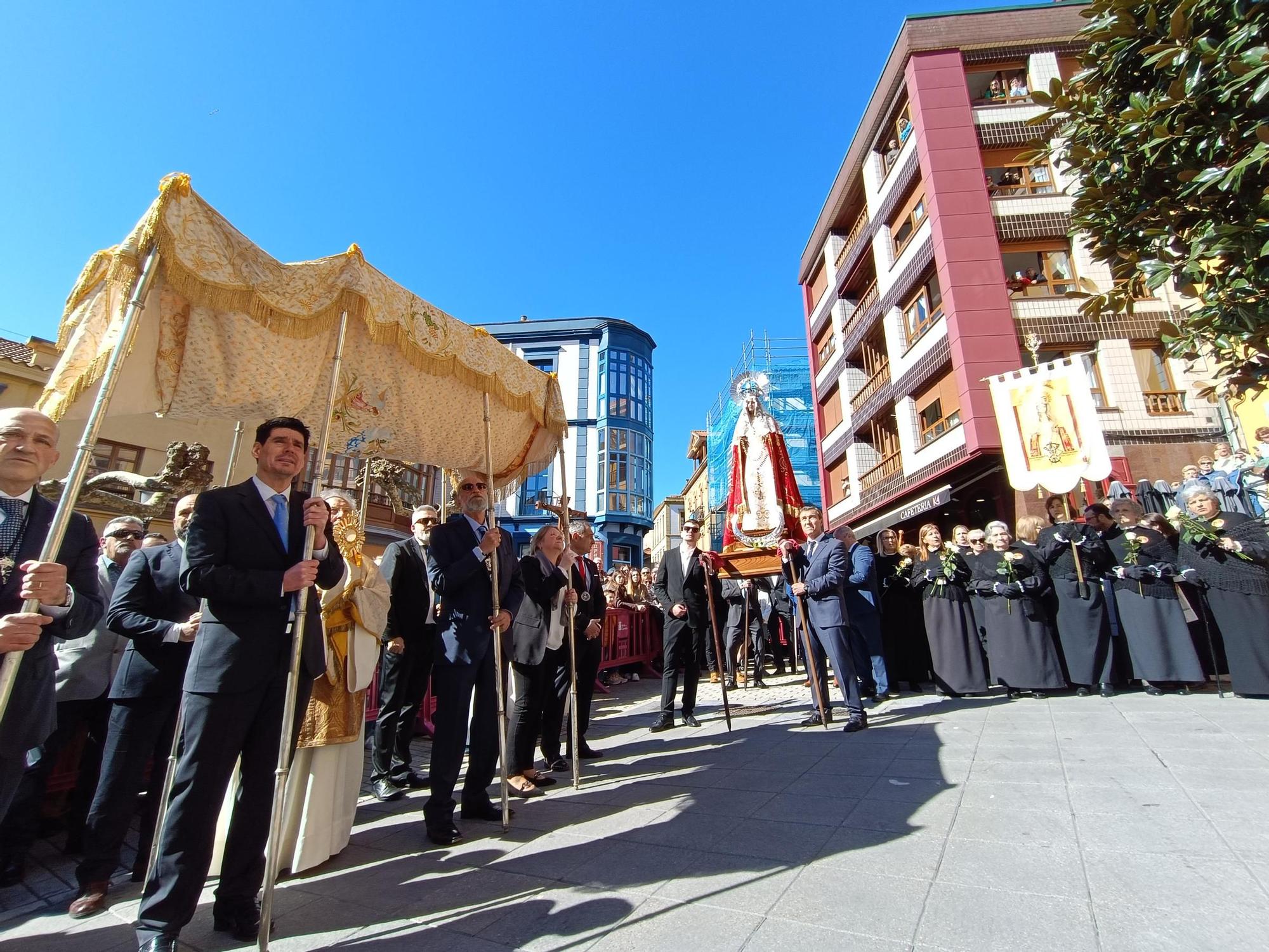 La procesión de "El Encuentro", pone fin a la Semana Santa candasina