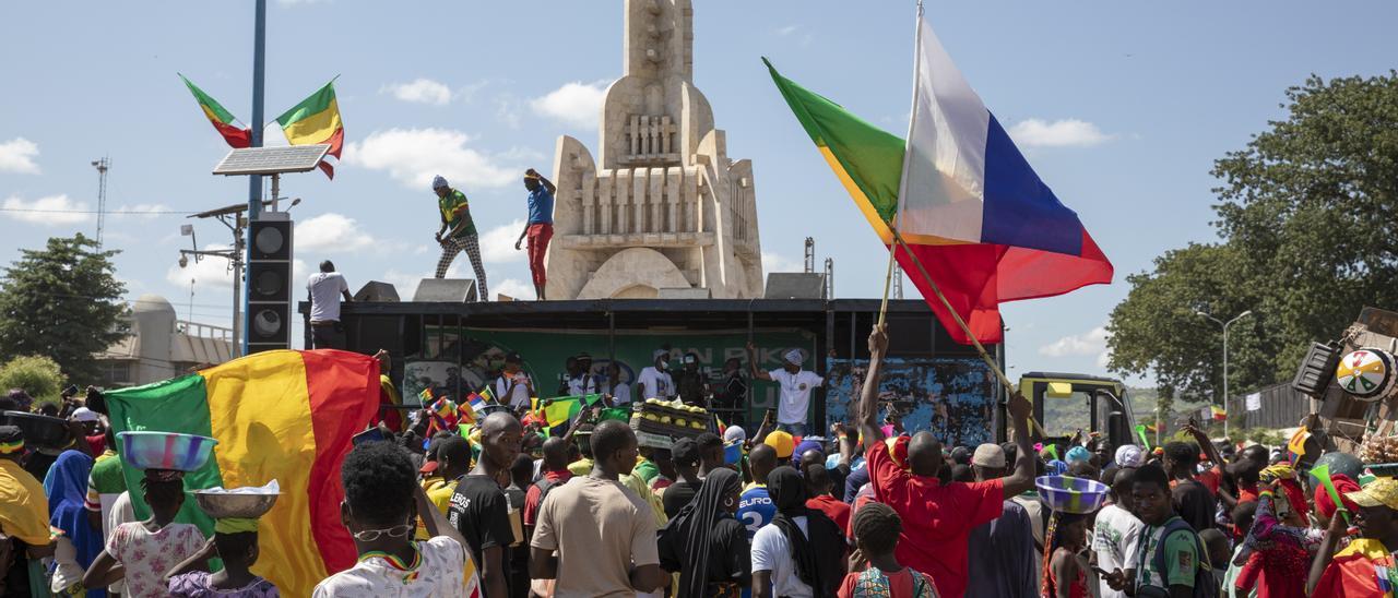 Un manifestante hondea una bandera rusa en Bamako en la celebración del Día de la Independencia de Malí, celebrado el jueves.