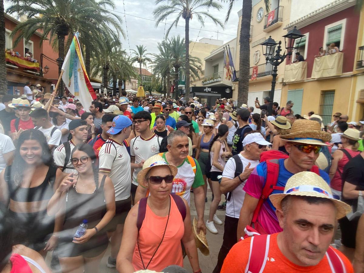 Miles de aspenses acompañan a la Virgen de las Nieves en la histórica romería de la Traída desde Hondón de las Nieves