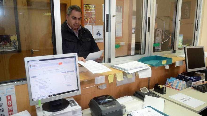 Luis Aragunde entrega por registro su moción, ayer. // Noé Parga