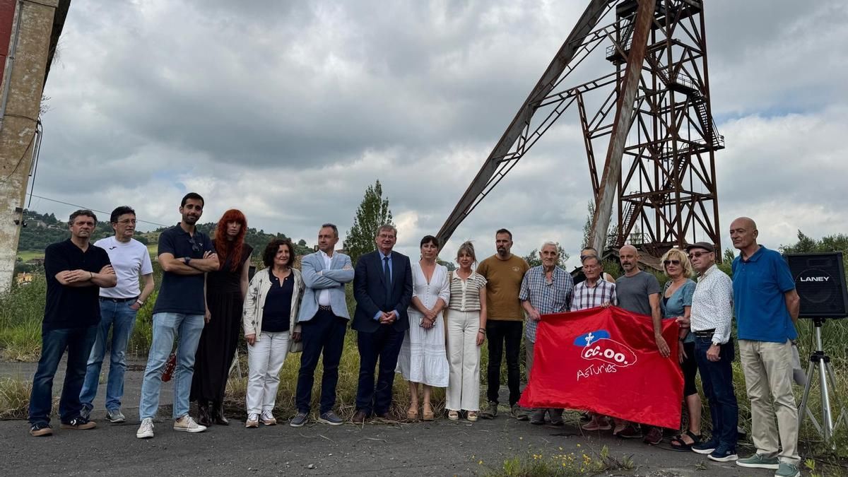 Por la izquierda, Gonzalo Palomino (CC OO), Alejandro Jardón (CC OO), Alejandro Farpón (IU), la cantante Marisa Valle Roso, Beatriz González (viceconsejera de Derechos Ciudadanos), el consejero Ovidio Zapico, el secretario de Estado Fernando Martínez; Begoña Collado (directora de Memoria del Principado), Úrsula Szalata (CC OO), José Manuel Zapico (CC OO), Pablo Modroño (exminero), José Antonio García Casal (exminero), Jorge Espina (CC OO), María José Gutiérrez (CC OO), Víctor Álvarez, exminero, y Juventino Montes (CC OO).
