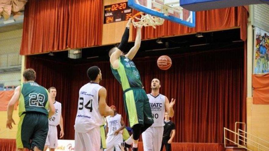 El serbio Stimac, que ayer jugó sus primeros minutos con el Unicaja, machaca el aro del Joventut, ayer en Gerona.