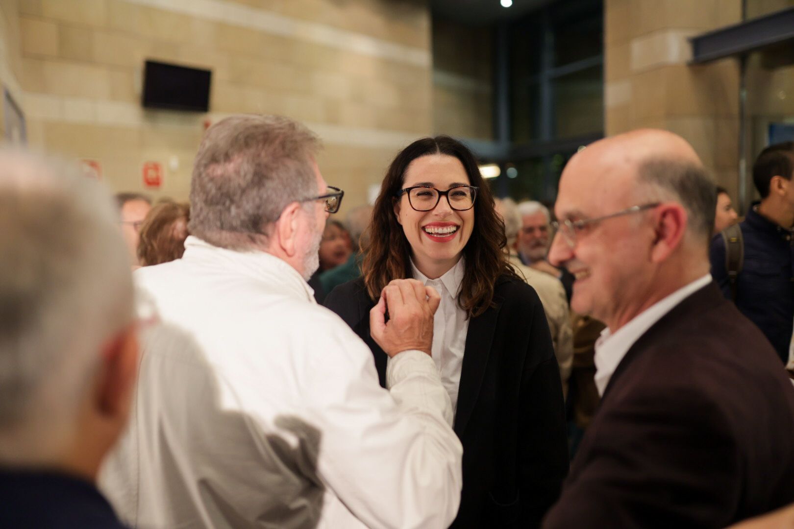 Aitana Mas conversa con el alcalde de Torrent, Jesús Ros.jpeg