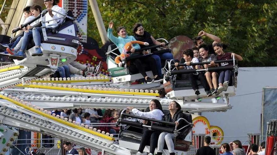 Pequeños disfrutando ayer de las atracciones en O Regueiriño. // Bernabé/Javier Lalín