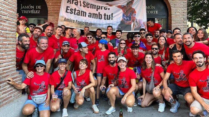 Artà toma Granada y la tiñe de rojo con cerca de 200 personas para celebrar La Vuelta con Enric Mas