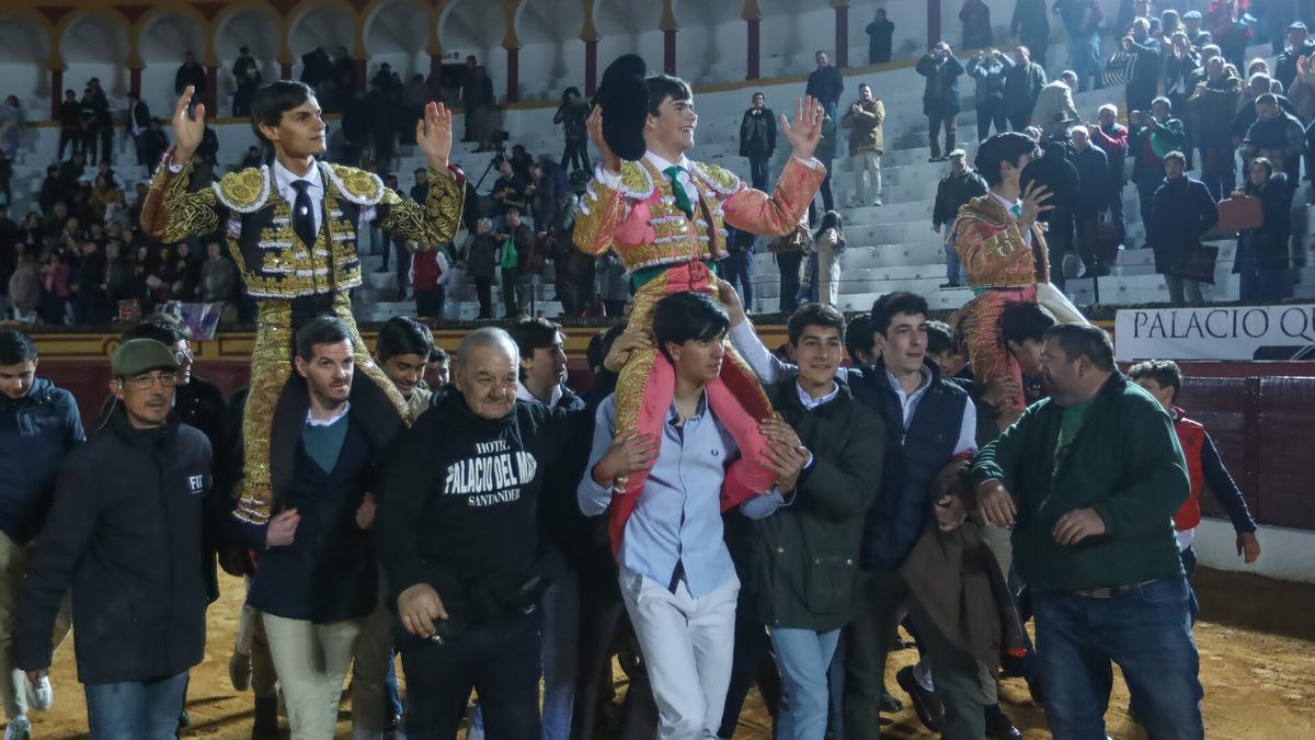 Los tres novilleros salen, ayer, a hombros de la  plaza de toros de Olivenza.