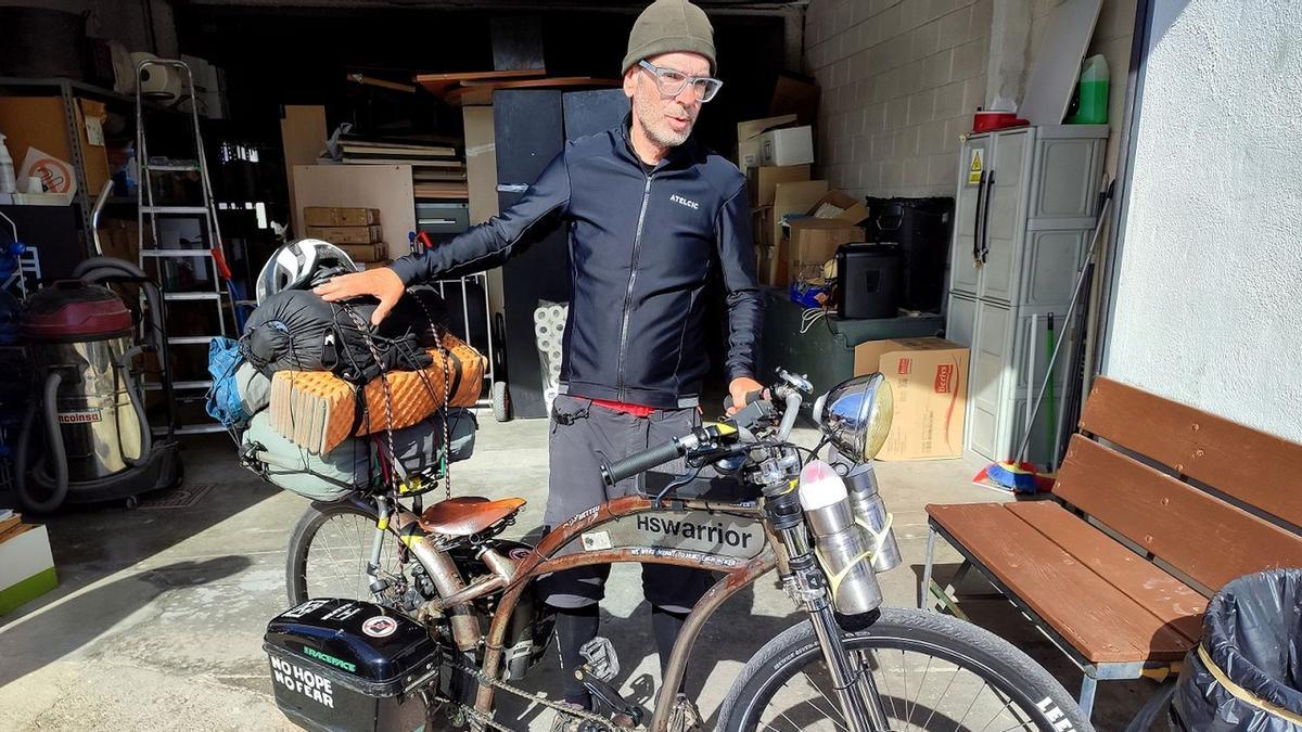 Nacho Luque es un cicloviajero, un nómada que cumple casi dos décadas subido en los 75 kilos que llega a pesar su robusta chopper, una especie de Harley a pedales en la que acarrea todo cuanto necesita para sobrevivir.