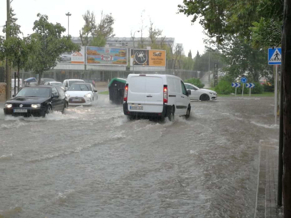 Calles inundadas por la tormenta en la rotonda de Son Moix