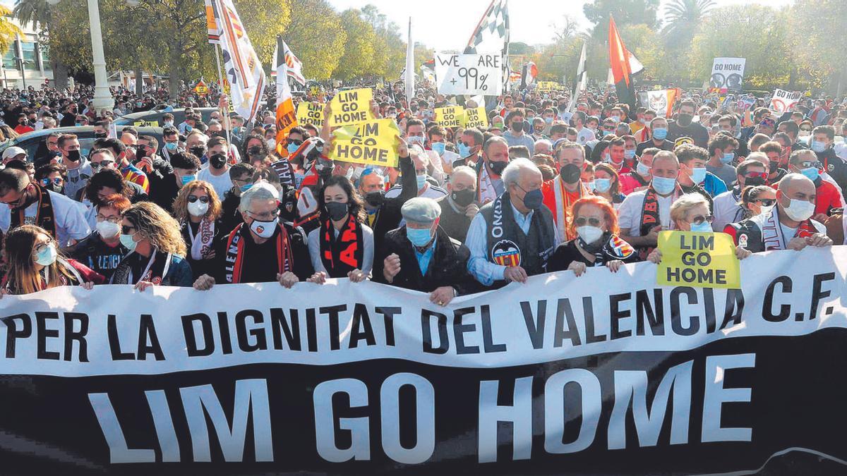Manifestación multitudinaria de valencianistas en contra de Meriton y su gestión al frente del Valencia CF