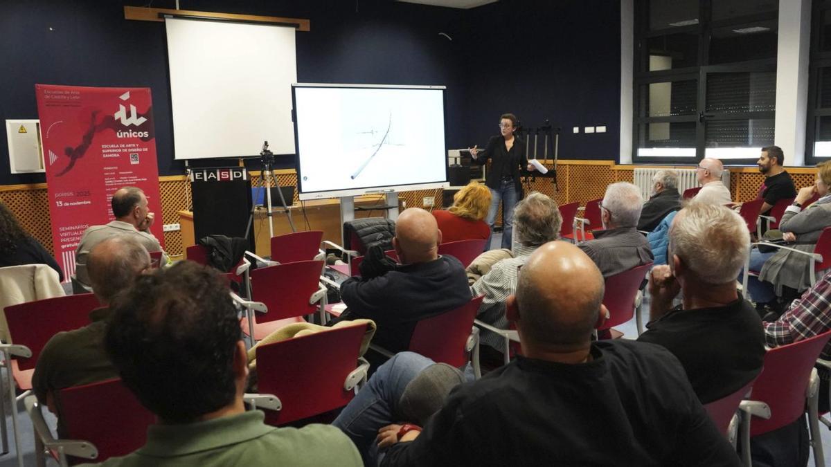 Cristina Almodóvar, durante su charla en la Escuela de Arte y Superior de Diseño de Zamora.