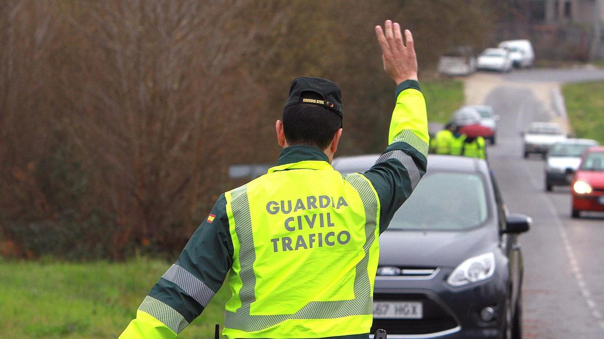 Un guardia civil de Tráfico, en un control.