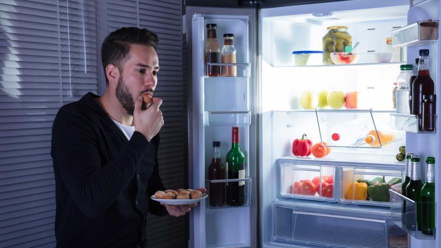 Los atracones de comida son causa directa de la obesidad.