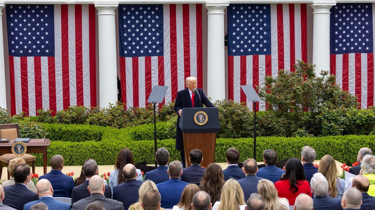 El presidente de Estados Unidos, Donald Trump, comparece en la Casa Blanca para anunciar aranceles