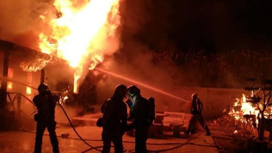 Un instante de las labores de extinción realizadas por los bomberos en la zona del incendio.