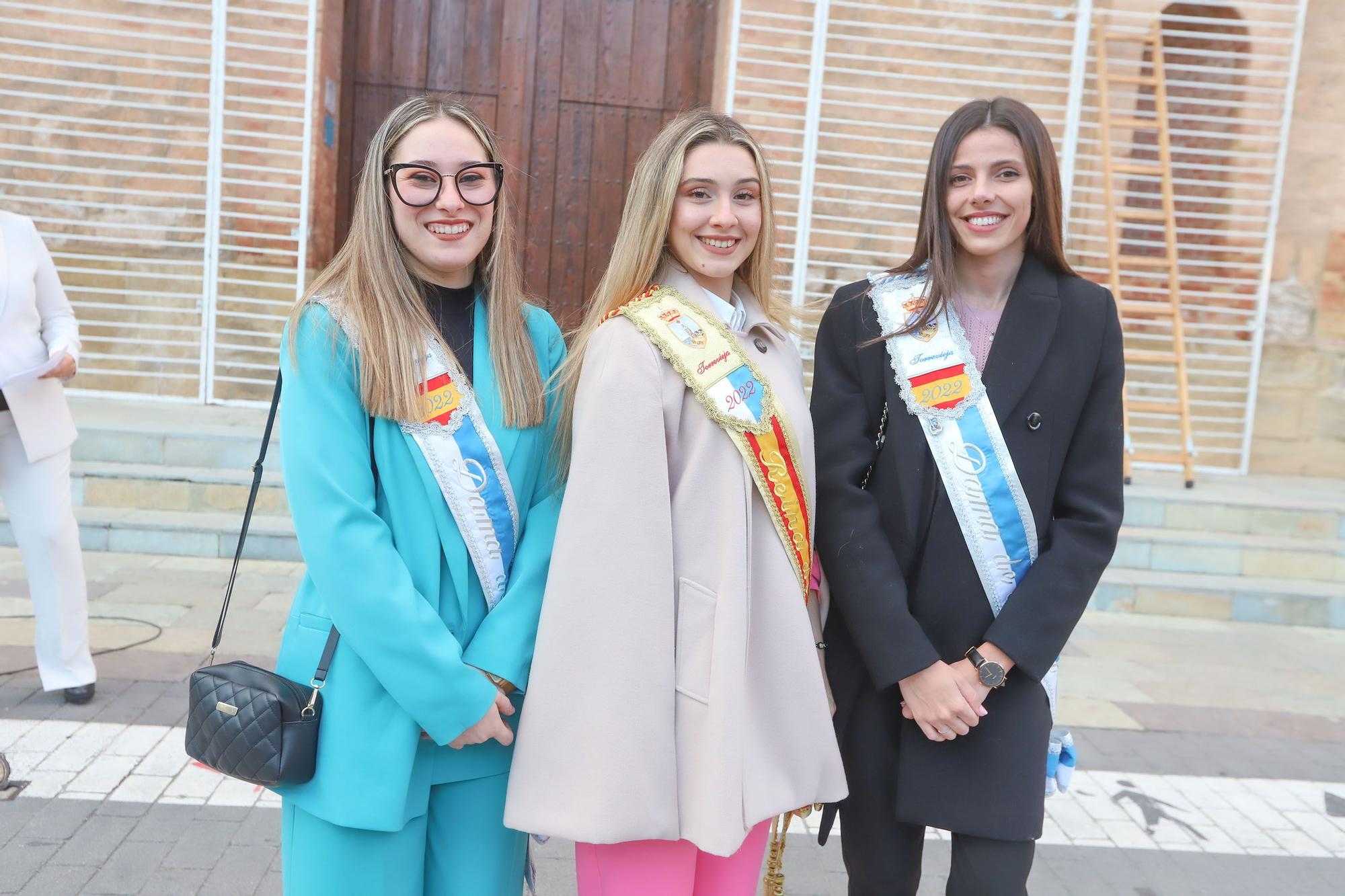 Más de 70 entidades y asociaciones participan en la multitudinaria ofrenda a la patrona que vistió de flores la fachada de iglesia de la Inmaculada Concepción