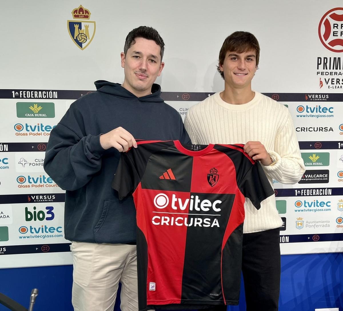 Slavy posa con la camiseta de la Ponferradina, en su presentación.