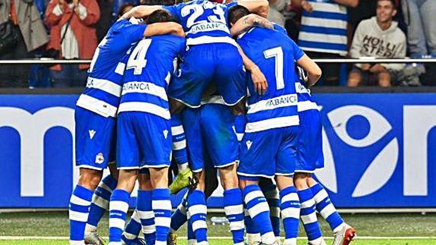 Los jugadores del Deportivo forman una piña para celebrar el gol de Bóveda en el Teresa Herrera frente al Betis.