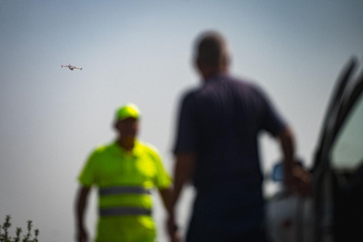 VALVERDE DEL CAMINO (HUELVA), 09/08/2026.-Medios aéreos trabajan en el incendio de Niebla (Huelva), que ha afectado a más de 4.000 hectáreas y continúa activo este domingo.-EFE/Mauri Buhigas VALVERDE DEL CAMINO (HUELVA), 09/08/2026.-Medios aéreos trabajan en el incendio de Niebla (Huelva), que ha afectado a más de 4.000 hectáreas y continúa activo este domingo.-EFE/Mauri Buhigas
