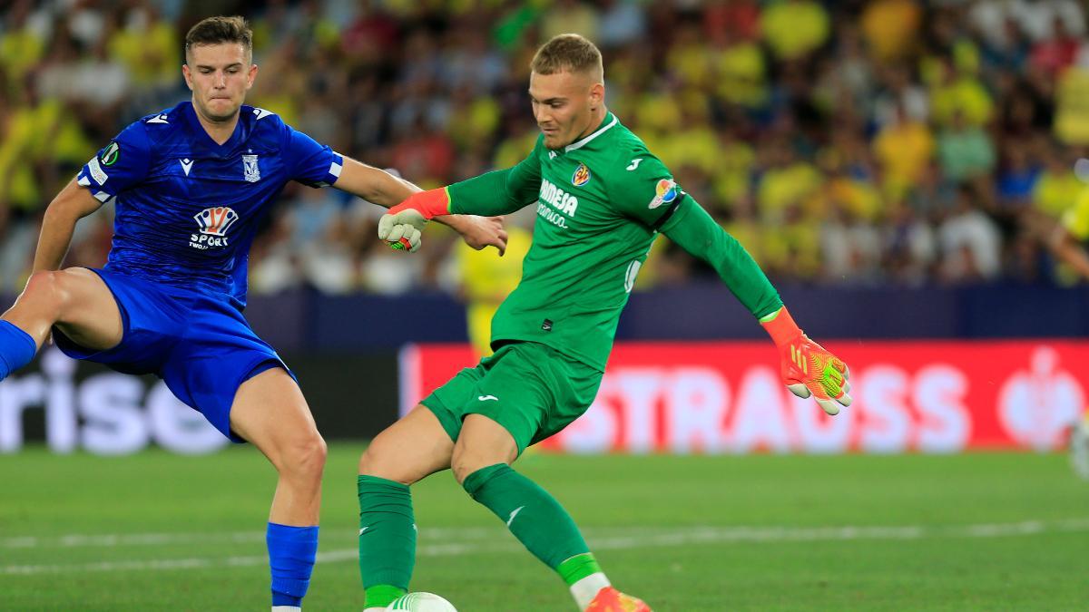 Filip Jörgensen, portero titular con el Villareal ante el Real Madrid en Copa