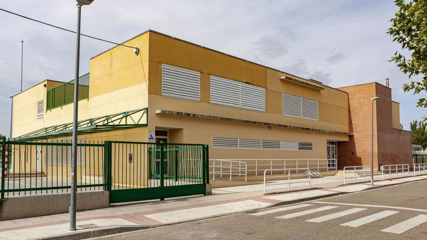 Imagen de la entrada al colegio de Infantil y Primaria de El burgo de Ebro. | EL PERIÓDICO