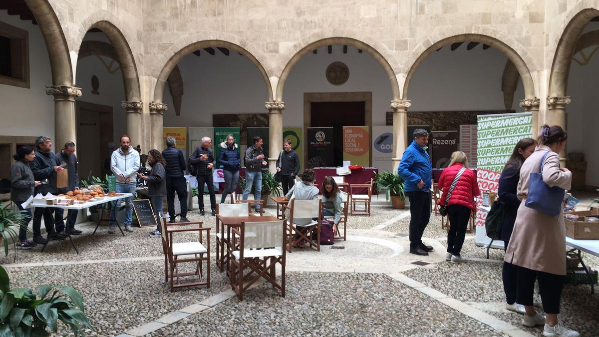 Feria de productos agroecológicos en el patio del Estudi General Lu.lià.