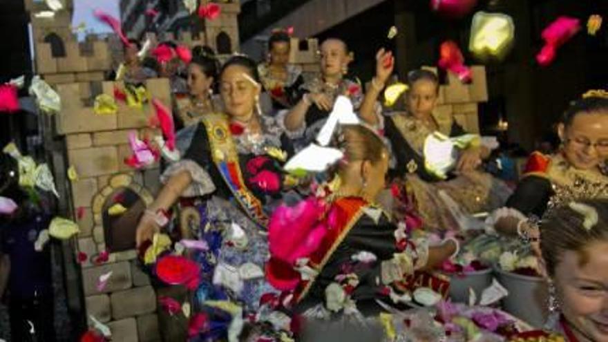 El público lanzaba rosas sin tallo al paso de las reinas y damas, que iban en carrozas.