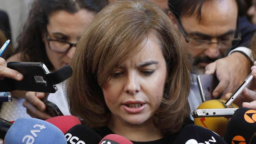 La vicepresidenta del Gobierno atiende a los periodistas.