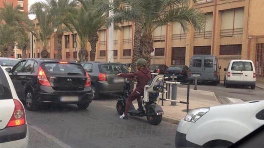 Un vehículo que no es un ciclomotor y que está «tuneado» a partir de un patín, circulando por Elche.