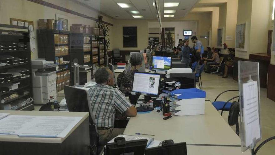 Funcionarios en el registro de entrada del Concello.