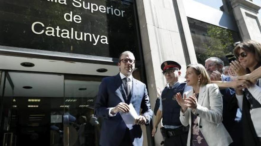 L&#039;alcalde de Mollerusa, Marc Solsona, acompanyat per Carme Forcadell, sortint de la Fiscalia.