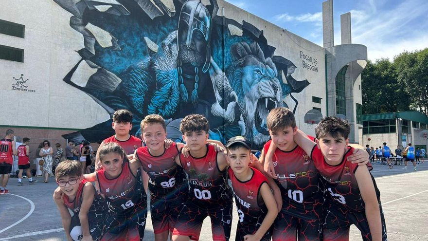 Los dos equipos del Basketdeza posan delante del Pazo dos Deportes de Lugo.