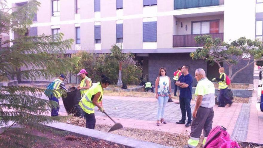 Saraiba Leal observa el trabajo de los operarios en La Vega.