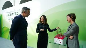 Isabel Díaz Ayuso junto a la directora general de Amazon para España, María Angela Marseglia.