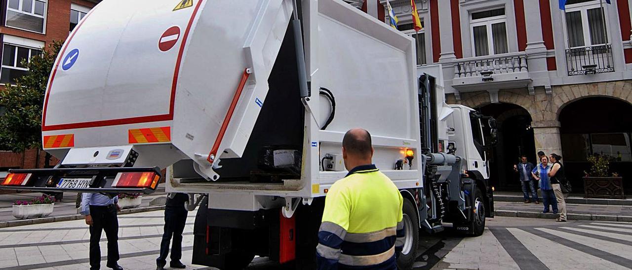 Un camión del servicio de basura de Mieres, uno de los que han visto sus tasas revisadas.