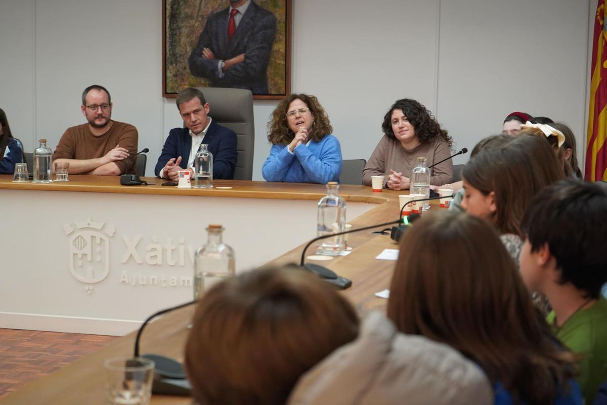 El alcalde, Roger Cerdà, y los regidores Amor Amorós, Héctor Cuenca, Lena Baraza, en el Consell de Xiquets i Xiquetes.