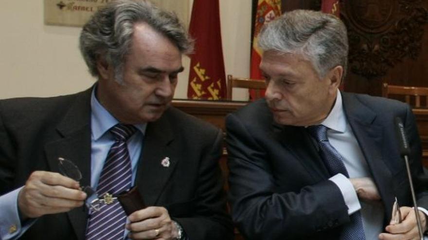 Modesto Crespo, presidente de la CAM (derecha), y Ángel Martínez, presidente de la caja en Murcia.