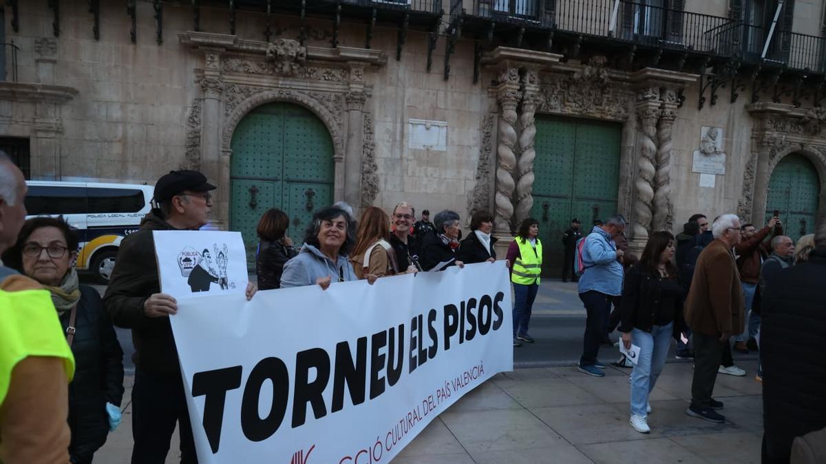 Protesta frente al Ayuntamiento de Alicante por las viviendas protegidas de Les Naus: “¡Devolved los pisos!”