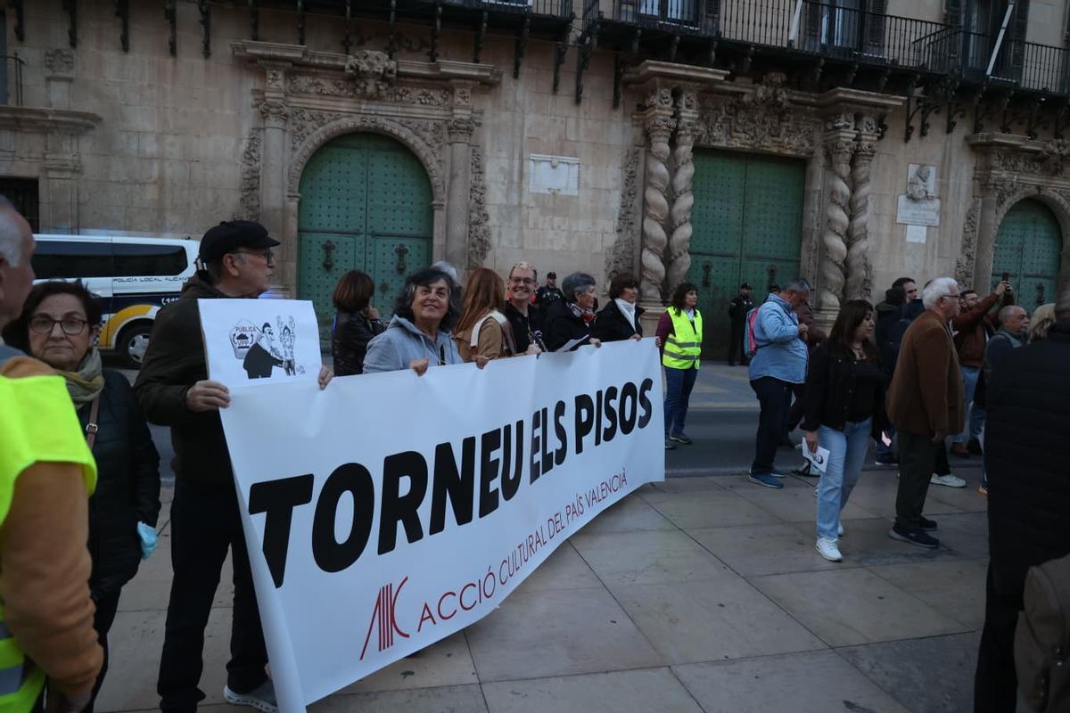 Protesta frente al Ayuntamiento de Alicante por las VPO