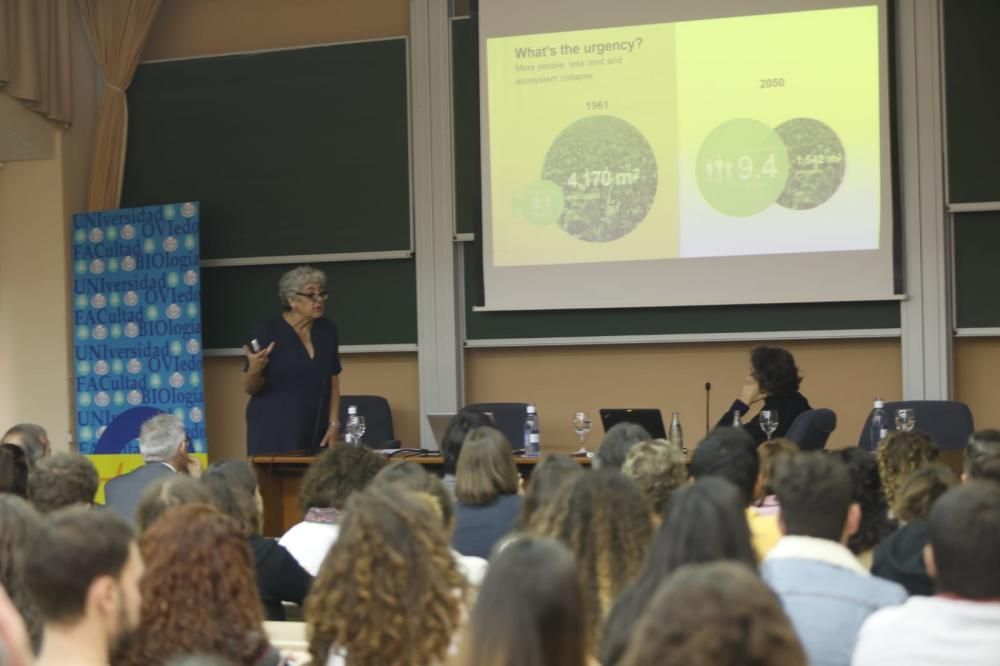 Joanne Chory y Sandra M. Díaz en la Facultad de Biología de Oviedo.