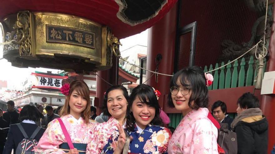 Mujeres japonesas presumen de bolsos de la marca murciana Gloriaca.