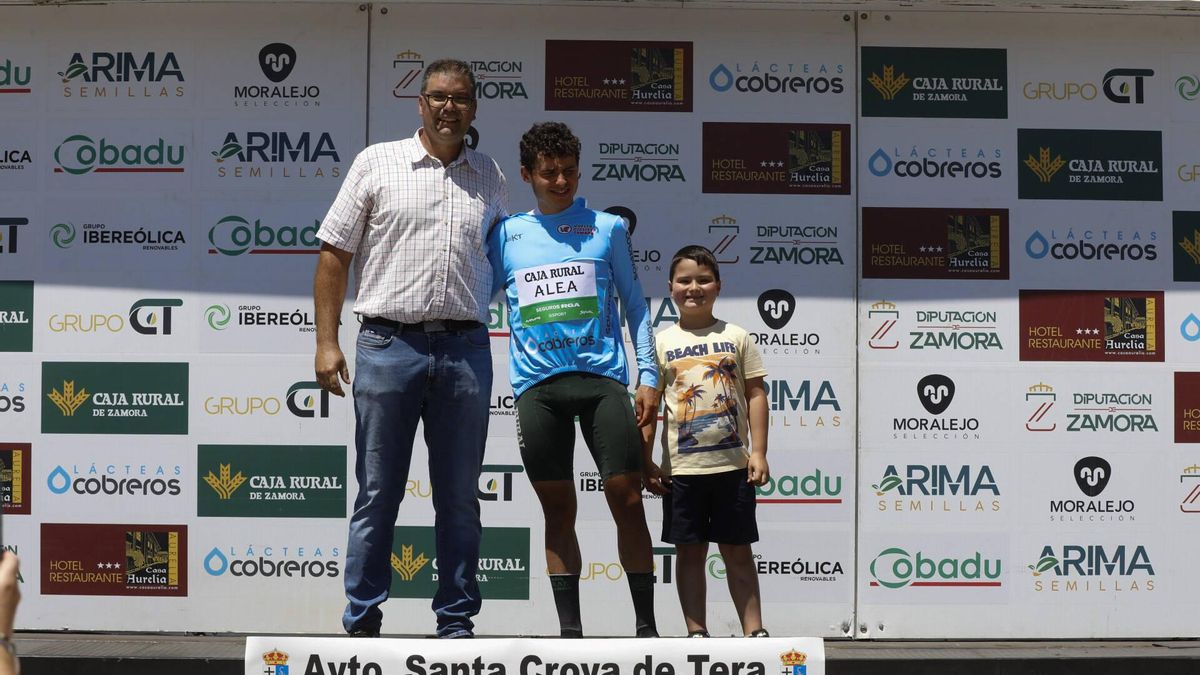 El alcalde de Santa Croya de Tera, Óscar García Fernández (izquierda), en una competición ciclista en Santa Croya de Tera.