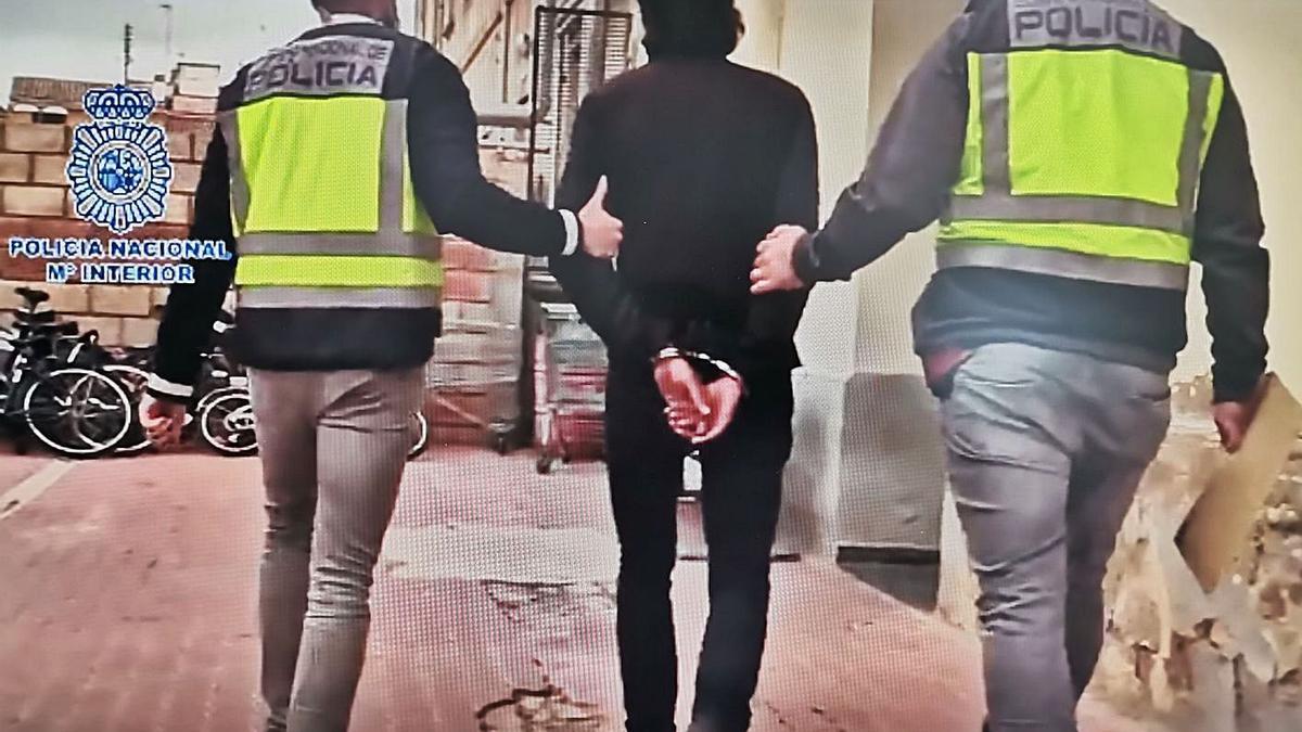 Agentes de la Policía Nacional trasladan esposado al fugitivo detenido en Puçol. | LEVANTE-EMV