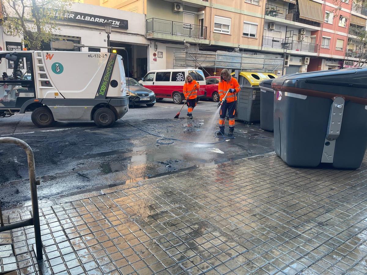Un incendiario siembra el caos en Patraix al quemar 18 contenedores y más de una treintena de vehículos