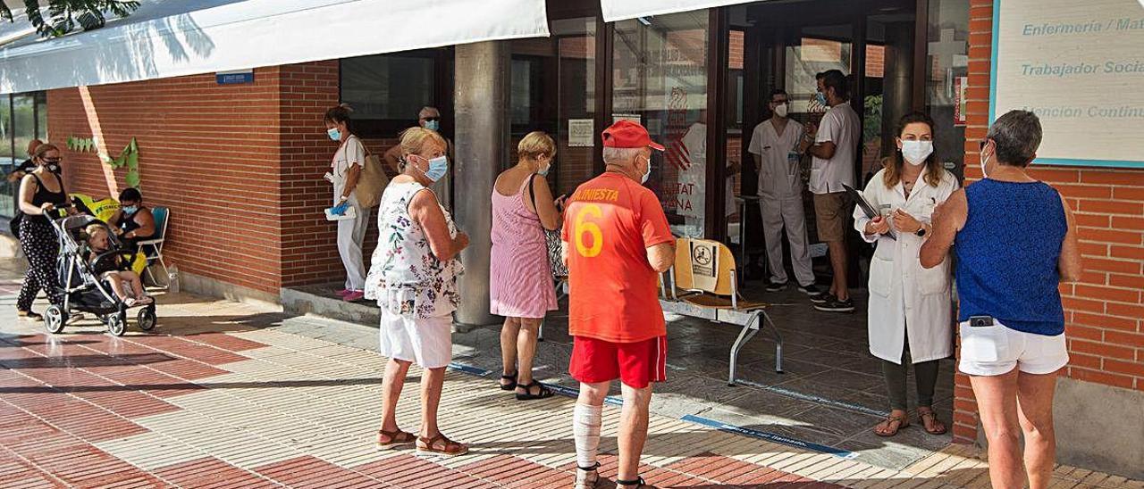 En el centro de salud de El Campello ya se han instalado toldos para paliar el calor.