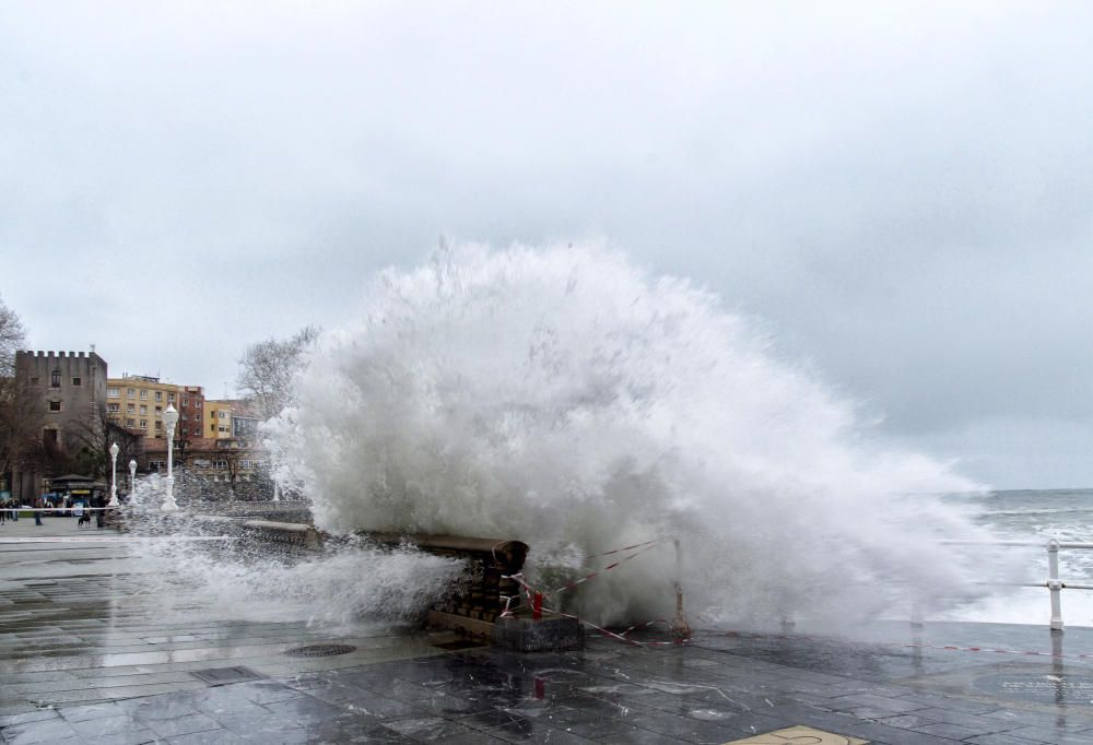 Grandes olas en la costa gijonesa