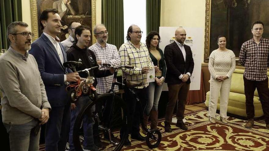 Los responsables de la actividad, ayer, junto al portavoz municipal de Xixón Sí Puede, Mario Suárez del Fueyo, que respaldó la iniciativa.