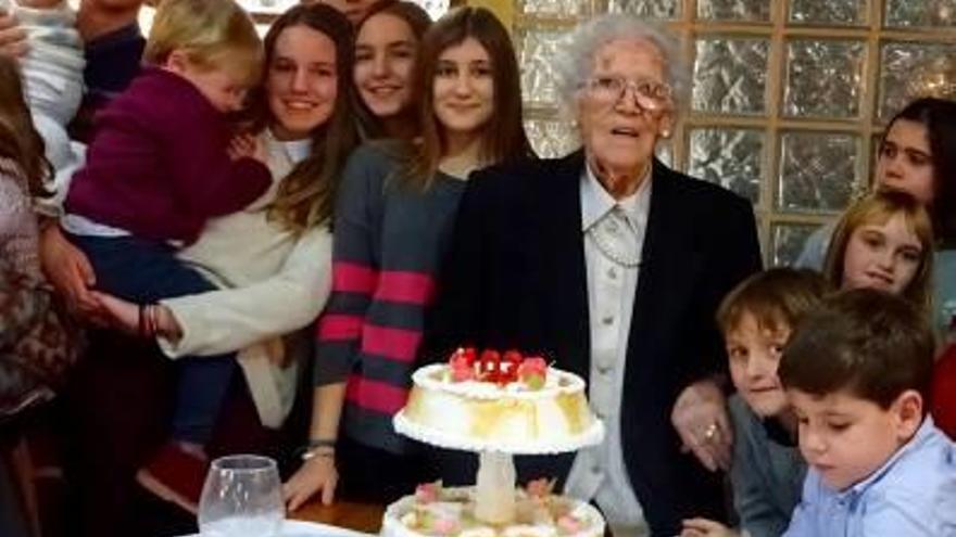 La mujer más longeva de Crevillent cumple 103 años rodeada de su familia